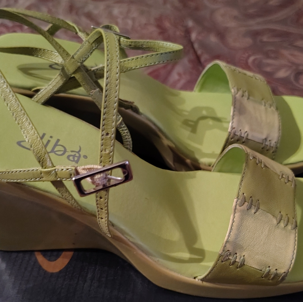 Wedge heel shoes